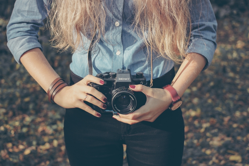 photographe-MONTFERRAT-min_hand-person-girl-woman-camera-photography-614-pxhere.com